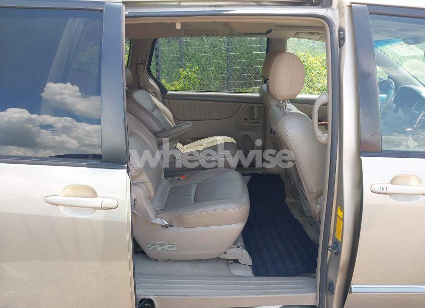 Photo 8 of 2004 Toyota Sienna XLE LIMITED (VIN 5TDZA22CX4S213550)