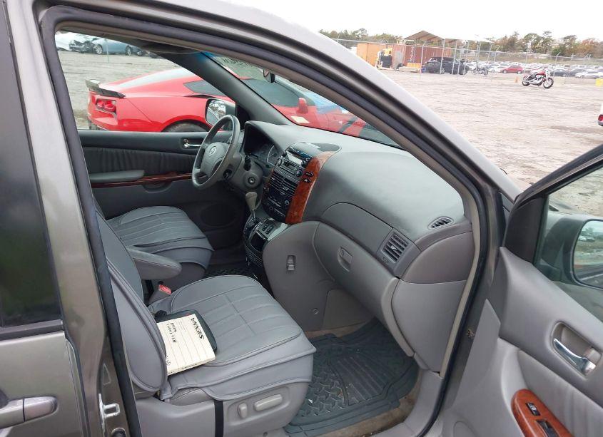 Photo 5 of 2005 Toyota Sienna XLE (VIN 5TDZA22CX5S289531)