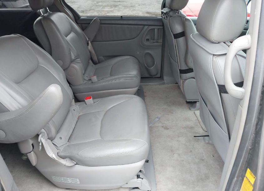 Photo 8 of 2005 Toyota Sienna XLE (VIN 5TDZA22CX5S289531)