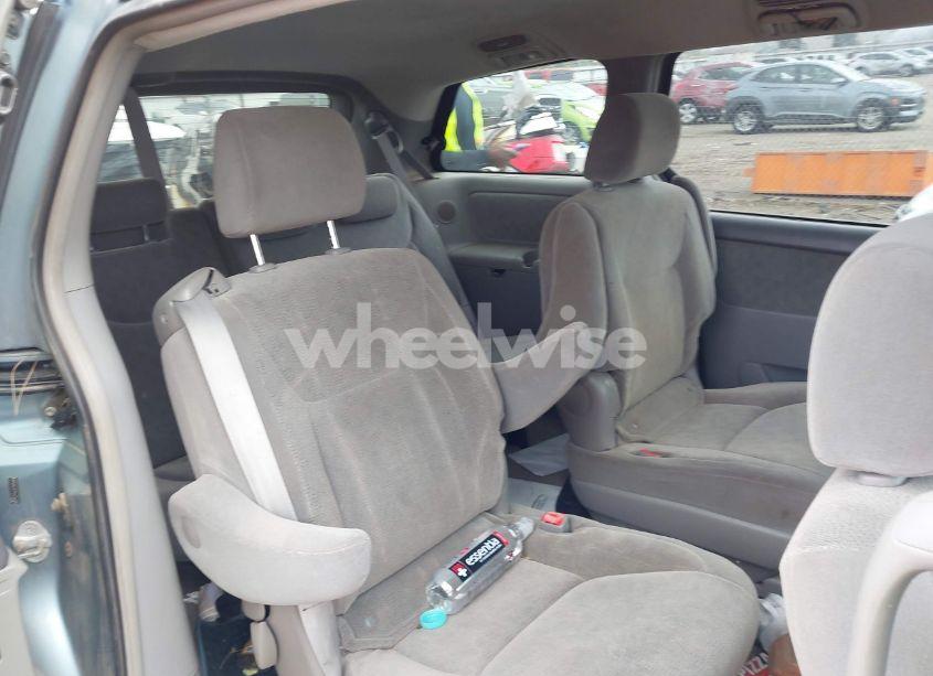 Photo 8 of 2005 Toyota Sienna XLE (VIN 5TDZA22CX5S331728)