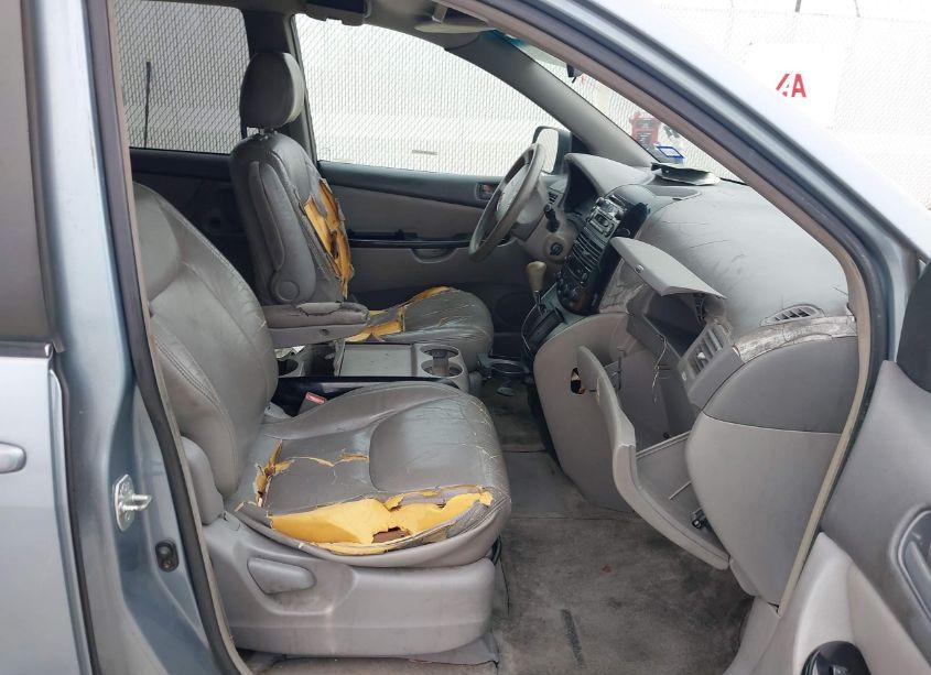 Photo 5 of 2004 Toyota Sienna LE (VIN 5TDZA23C04S030995)