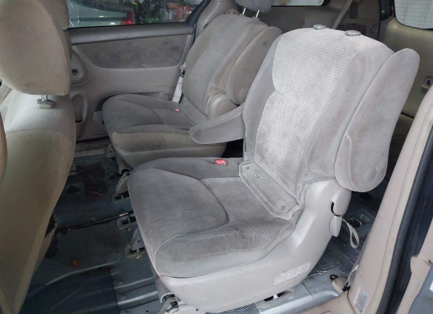Photo 8 of 2004 Toyota Sienna LE (VIN 5TDZA23C04S038451)