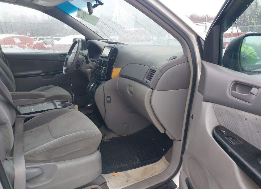 Photo 5 of 2004 Toyota Sienna LE (VIN 5TDZA23C04S105548)