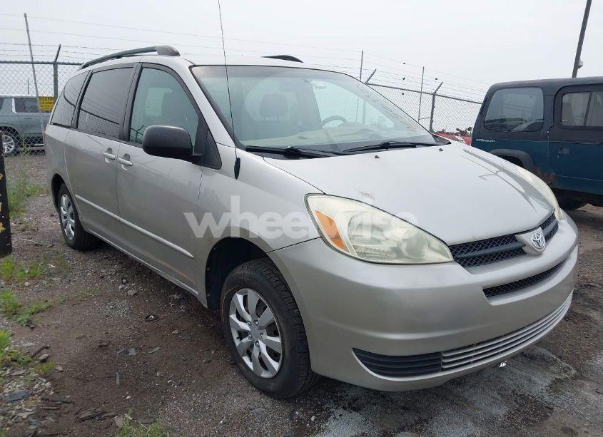 2004 Toyota Sienna LE (VIN 5TDZA23C04S105873) main photo