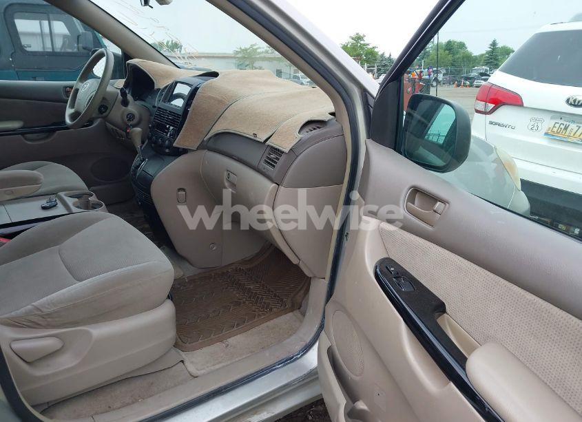 Photo 5 of 2004 Toyota Sienna LE (VIN 5TDZA23C04S105873)