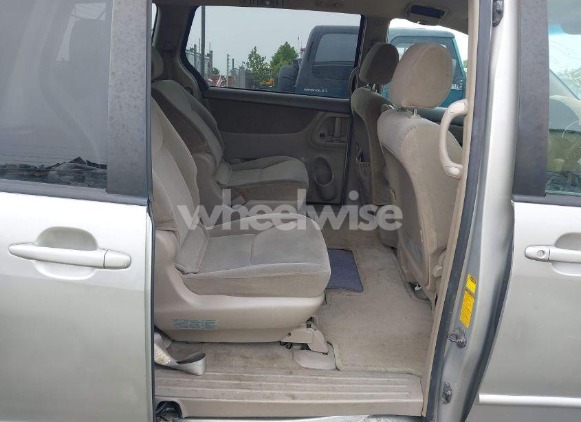 Photo 8 of 2004 Toyota Sienna LE (VIN 5TDZA23C04S105873)