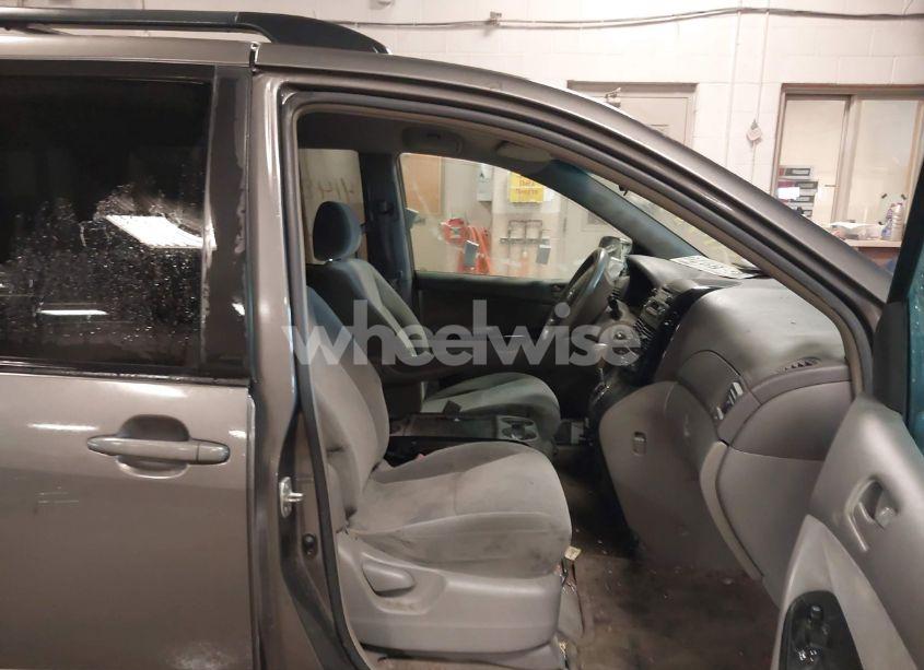 Photo 5 of 2004 Toyota Sienna LE (VIN 5TDZA23C04S112533)