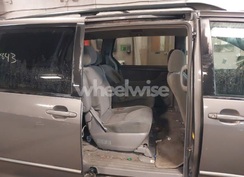 Photo 8 of 2004 Toyota Sienna LE (VIN 5TDZA23C04S112533)