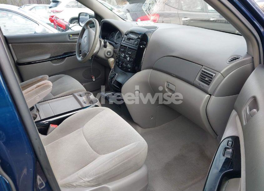Photo 5 of 2004 Toyota Sienna LE (VIN 5TDZA23C04S132541)