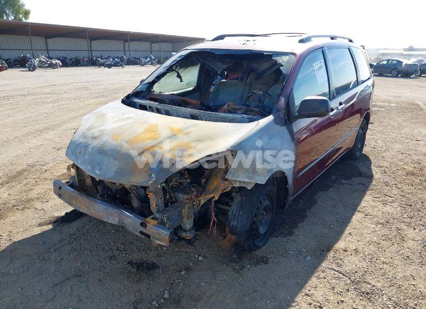 Photo 2 of 2004 Toyota Sienna CE (VIN 5TDZA23C04S157696)