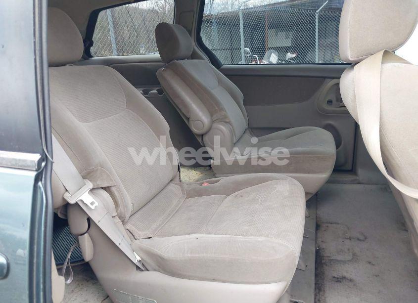 Photo 8 of 2004 Toyota Sienna LE (VIN 5TDZA23C04S188902)