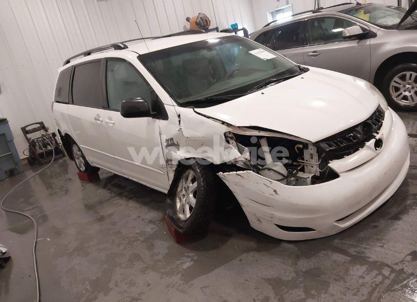 2005 Toyota Sienna LE (VIN 5TDZA23C05S221432) main photo