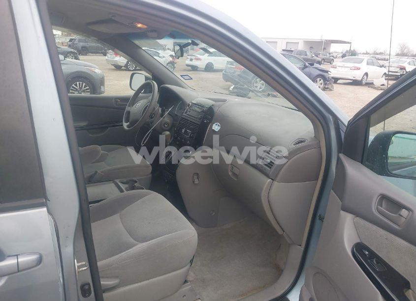 Photo 5 of 2005 Toyota Sienna LE (VIN 5TDZA23C05S311325)