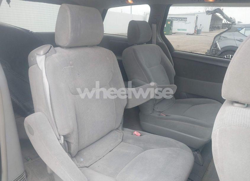 Photo 8 of 2005 Toyota Sienna LE (VIN 5TDZA23C05S311325)