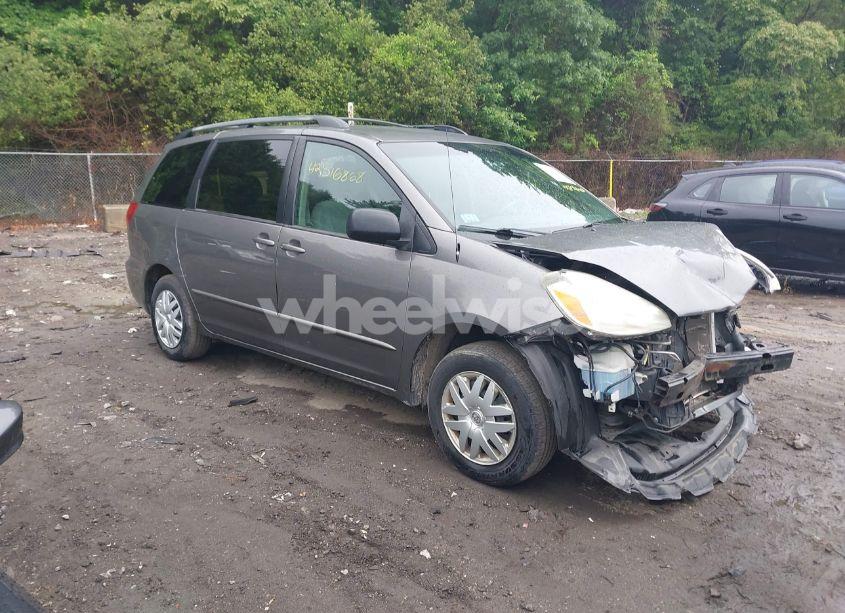 2005 Toyota Sienna LE (VIN 5TDZA23C05S372710) main photo