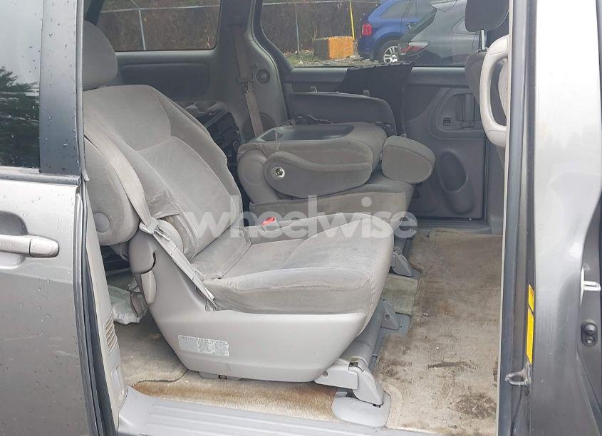 Photo 8 of 2005 Toyota Sienna LE (VIN 5TDZA23C05S372710)