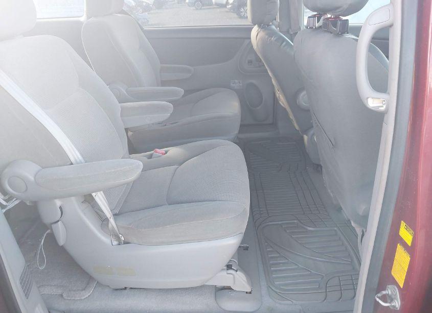 Photo 8 of 2004 Toyota Sienna LE (VIN 5TDZA23C14S000405)