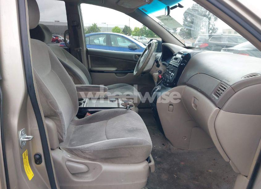 Photo 5 of 2004 Toyota Sienna LE (VIN 5TDZA23C14S101329)