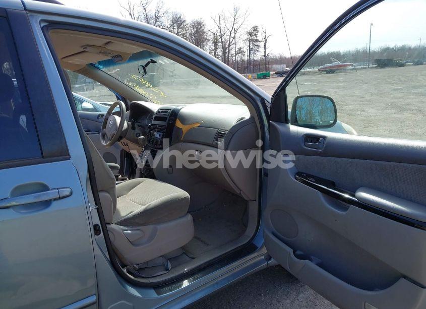 Photo 5 of 2004 Toyota Sienna LE (VIN 5TDZA23C14S141393)