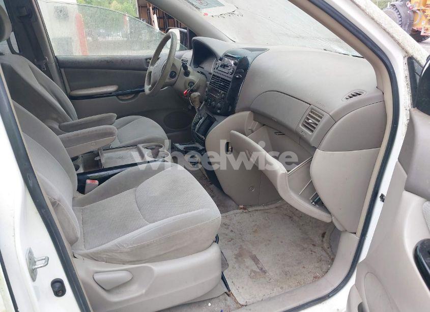 Photo 5 of 2004 Toyota Sienna LE (VIN 5TDZA23C14S197379)