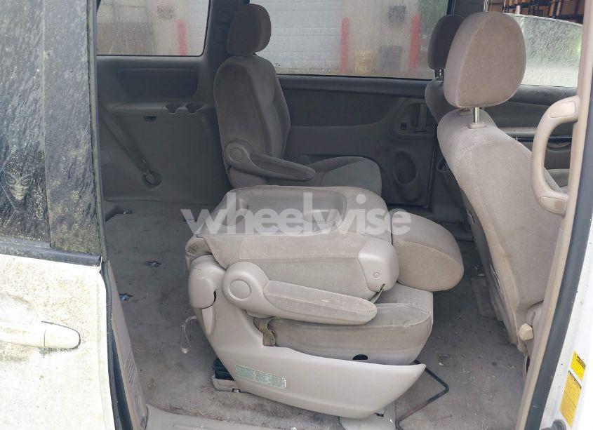 Photo 8 of 2004 Toyota Sienna LE (VIN 5TDZA23C14S197379)