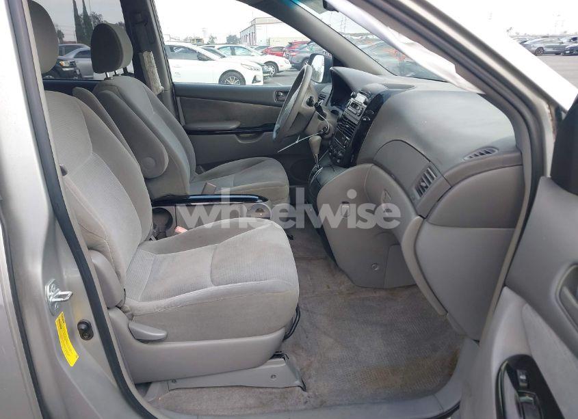 Photo 5 of 2005 Toyota Sienna LE (VIN 5TDZA23C15S228728)