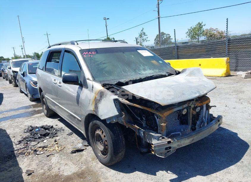 2005 Toyota Sienna LE (VIN 5TDZA23C15S266654) main photo