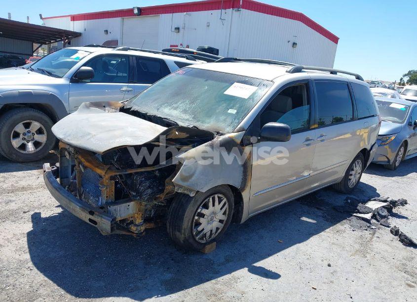 Photo 2 of 2005 Toyota Sienna LE (VIN 5TDZA23C15S266654)