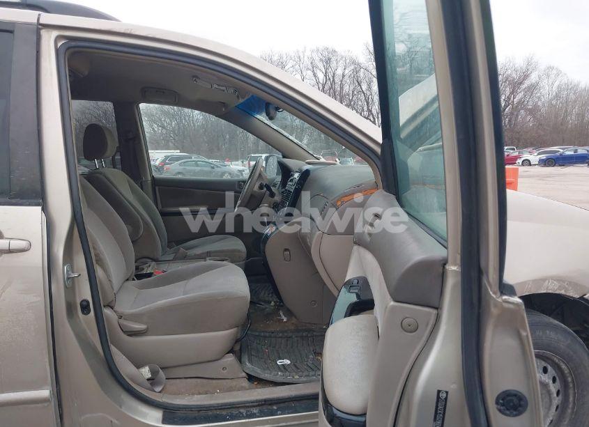 Photo 5 of 2005 Toyota Sienna LE (VIN 5TDZA23C15S296043)