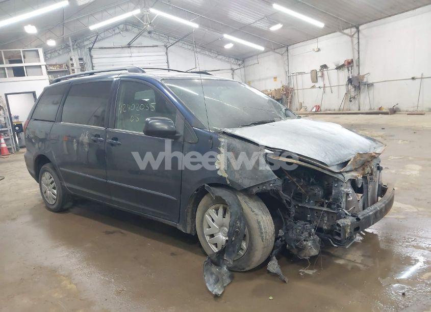 2005 Toyota Sienna LE (VIN 5TDZA23C15S376927) main photo