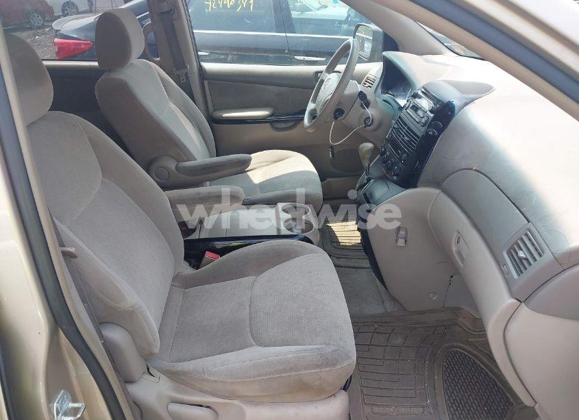 Photo 5 of 2004 Toyota Sienna LE (VIN 5TDZA23C24S030531)