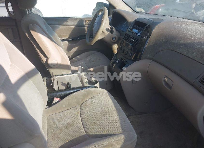 Photo 5 of 2004 Toyota Sienna LE (VIN 5TDZA23C24S072441)