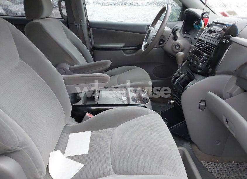 Photo 5 of 2004 Toyota Sienna LE (VIN 5TDZA23C24S090955)
