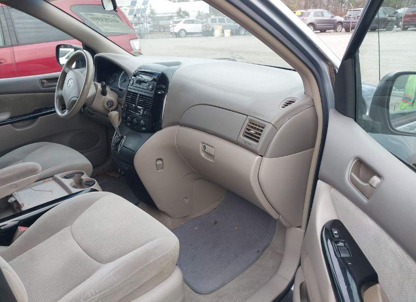 Photo 5 of 2004 Toyota Sienna LE (VIN 5TDZA23C24S117569)