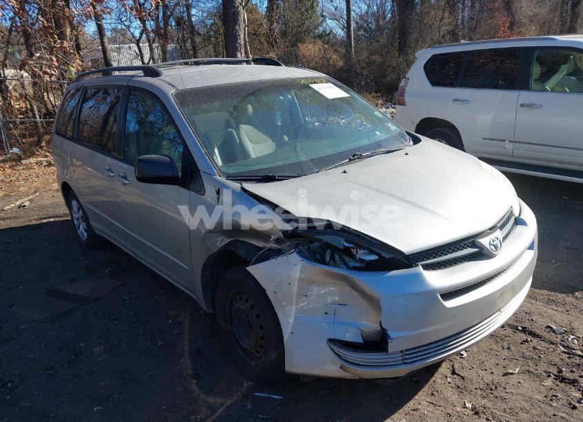 2004 Toyota Sienna LE (VIN 5TDZA23C24S143444) main photo