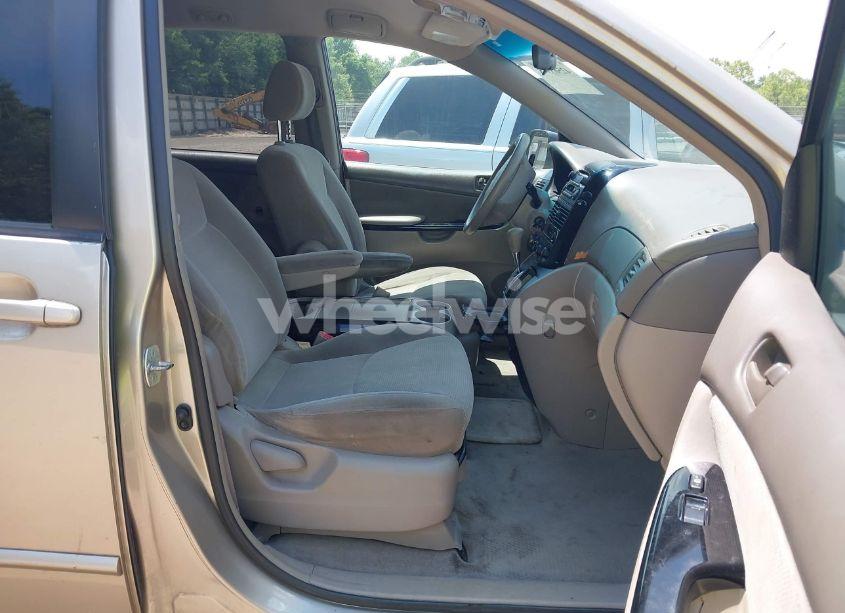 Photo 5 of 2004 Toyota Sienna LE (VIN 5TDZA23C24S149275)