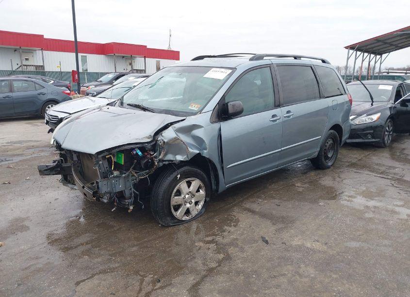 Photo 2 of 2005 Toyota Sienna LE (VIN 5TDZA23C25S227393)