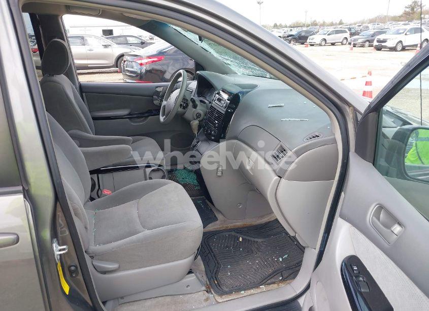 Photo 5 of 2005 Toyota Sienna LE (VIN 5TDZA23C25S269840)