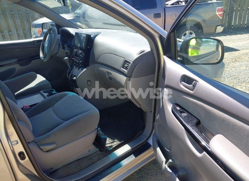 Photo 5 of 2005 Toyota Sienna LE (VIN 5TDZA23C25S278991)