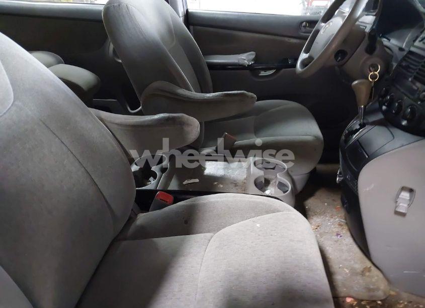 Photo 5 of 2005 Toyota Sienna CE (VIN 5TDZA23C25S334962)