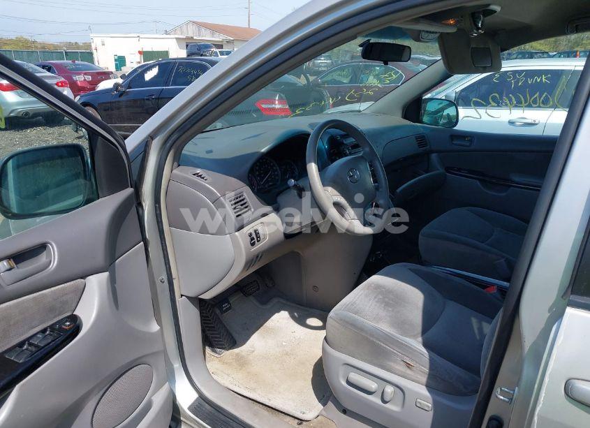 Photo 5 of 2005 Toyota Sienna LE (VIN 5TDZA23C25S342527)