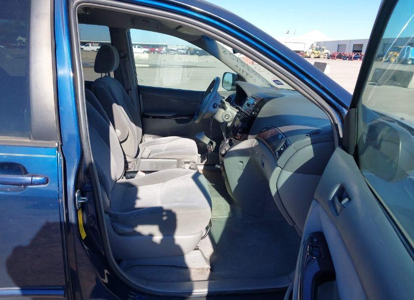 Photo 5 of 2005 Toyota Sienna LE (VIN 5TDZA23C25S380808)