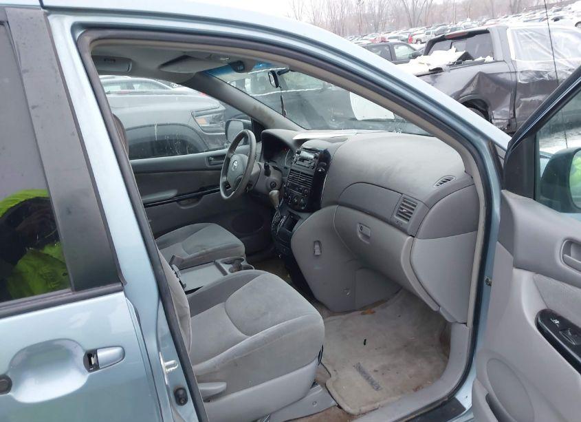 Photo 5 of 2005 Toyota Sienna LE (VIN 5TDZA23C25S383403)