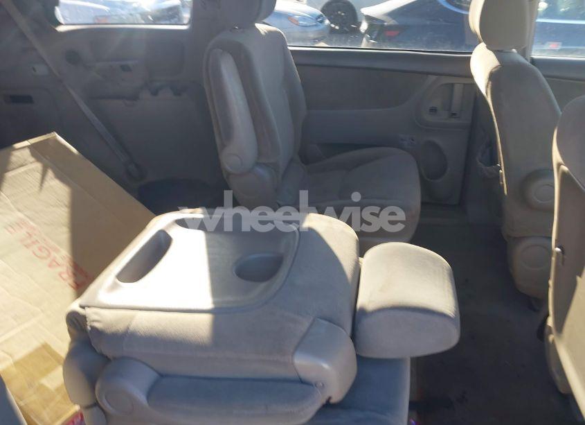 Photo 8 of 2004 Toyota Sienna LE (VIN 5TDZA23C34S012488)