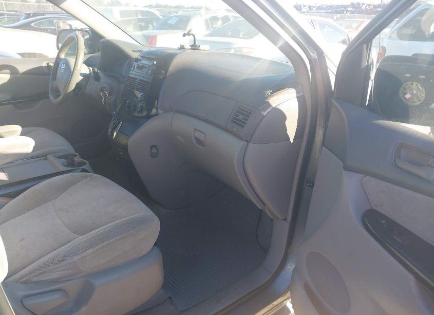 Photo 5 of 2004 Toyota Sienna CE (VIN 5TDZA23C34S035740)