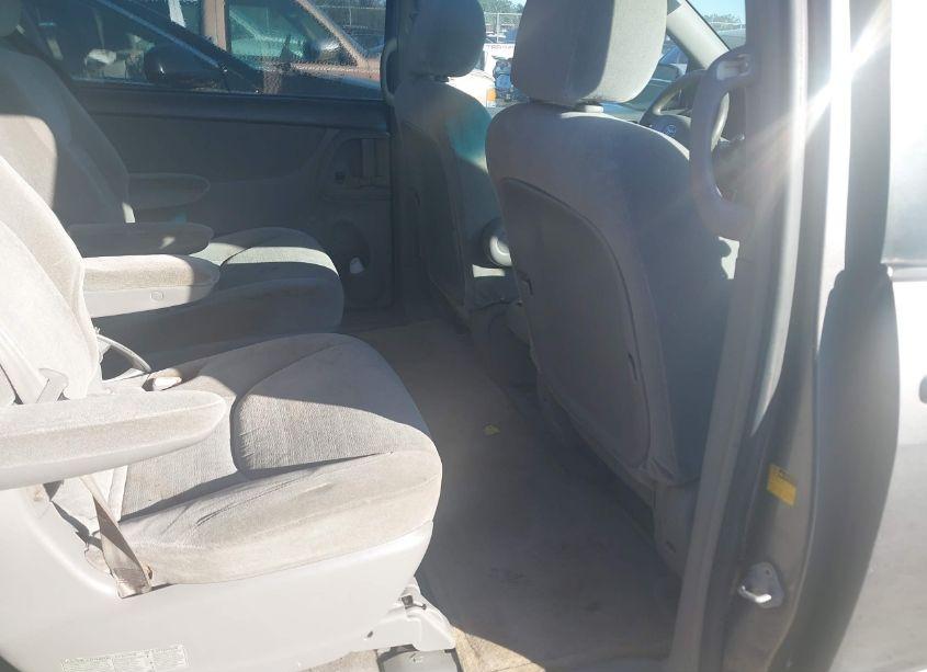 Photo 8 of 2004 Toyota Sienna CE (VIN 5TDZA23C34S035740)