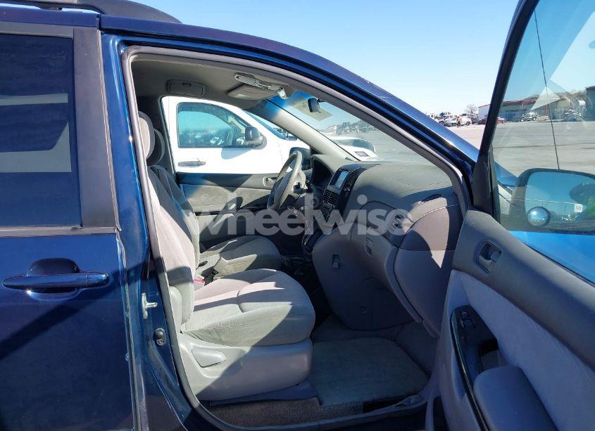 Photo 5 of 2004 Toyota Sienna LE (VIN 5TDZA23C34S104071)