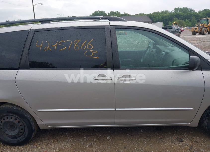 Photo 13 of 2004 Toyota Sienna LE (VIN 5TDZA23C34S129410)