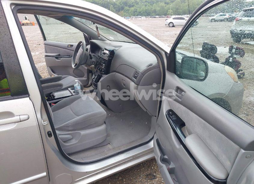 Photo 5 of 2004 Toyota Sienna LE (VIN 5TDZA23C34S129410)