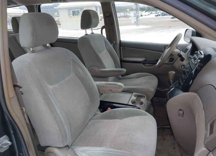 Photo 12 of 2004 Toyota Sienna CE (VIN 5TDZA23C34S133750)